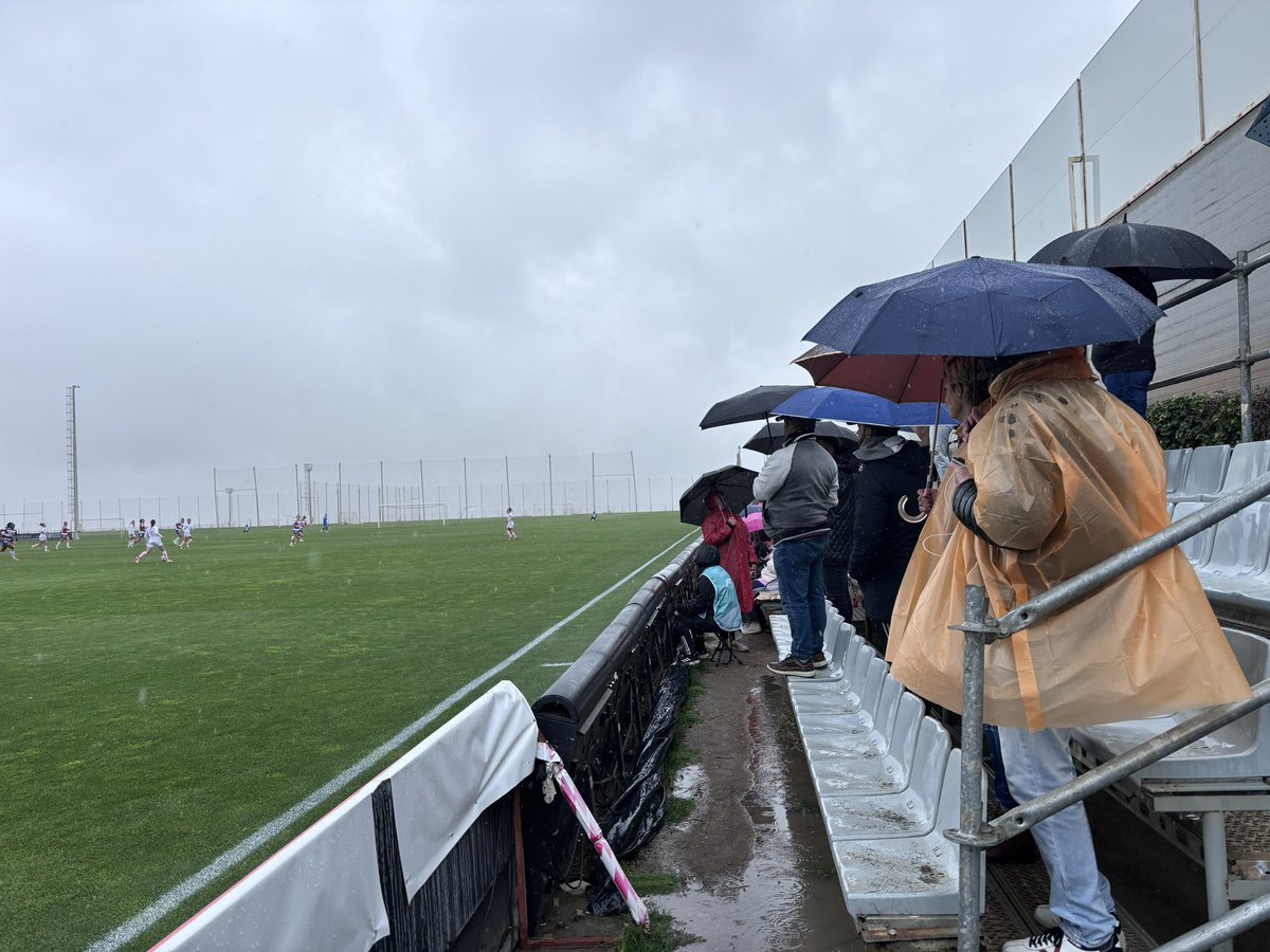 <a href="/Anndegracia/">Ana de Gracia</a> No puedo entender que habiendo jugado fuera de casa el <a href="/GranadaCF/">Granada CF ❤️⚪️</a> y no teniendo partido hasta el jueves el <a href="/GranadaCF_Fem/">Granada CF Femenino</a> haya tenido que jugar en la ciudad deportiva hoy.  Enhorabuena aún así por esos 3 goles👏

#𝙂𝙧𝙖𝙣𝙖𝙙𝙖𝙁𝙚𝙢𝙚𝙣𝙞𝙣𝙤 🇦🇹 | #GranadaMadridCFF