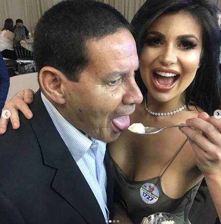 cesarcalejon1's tweet image. Parece que o Mourão odeia essa foto e o apelido de PAQUITA DA DITADURA. Por favor, respeitem.