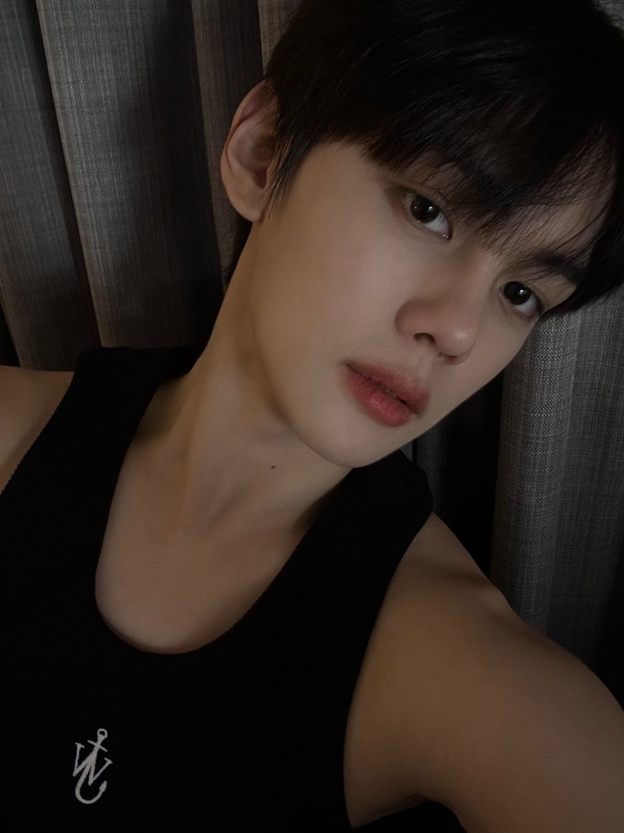 Quok26's tweet photo. 아니 규빈아 이러고 가면 뭐 난 어떡해…..??????? 
아니 얼굴이 고트해서 감탄하고 있었는데 민소매보고 당황함 미쳤다….
🤯🔫🥹🔫 https://t.co/o6NDlJq6xy