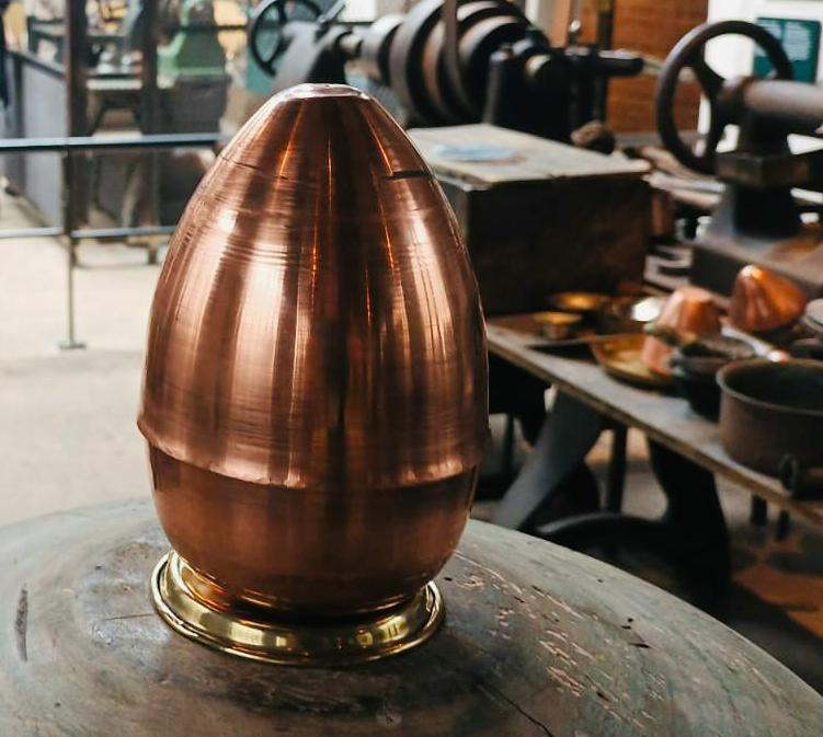 Joyeuses Pâques à tous avec un œuf en cuivre Made in France réalisé par un artisan de la Cuivrerie de Cerdon #Paques