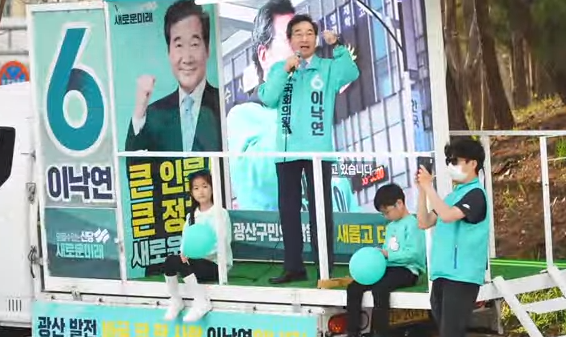 kkMjiH's tweet photo. 전 손주들에게 깨끗하게 커다오 반듯하게 자라다오 그런 마음으로 가득차있어요. 근데 대통령가족도 범죄인,야당대표도 범죄인,또 대표도 범죄인 그들이 쥐락펴락하는 대한민국에 야들이 살게된다면 내가 어떻게 손주들에게 죄짓지말고 살아라 반듯하게 커다오 이런 소리를 할 수 있겠습니까?
#이낙연 https://t.co/OEzE0ZZkFy