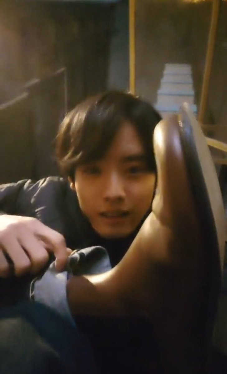 ㅎㅏ 길바닥에서 갑자기 새로 산 신발 자랑하는 이 남성을 사랑합니다