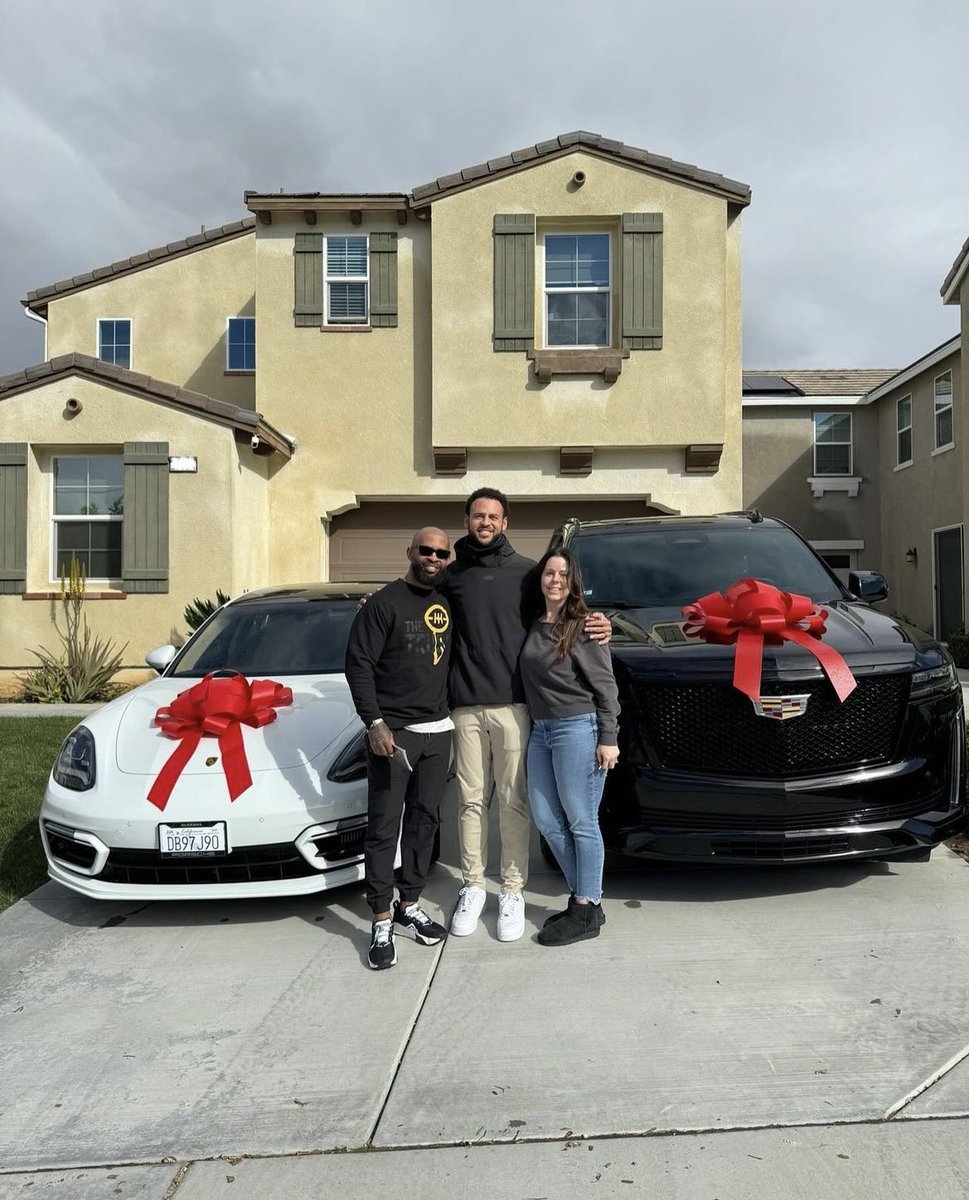 Awesome: #Colts WR Michael Pittman Jr. made his “dream” come true by buying his parents a brand new Porsche and Cadillac ❤️👏🏻 “I’ve been dreaming about this moment ever since I started playing football. Beyond grateful to these two.”