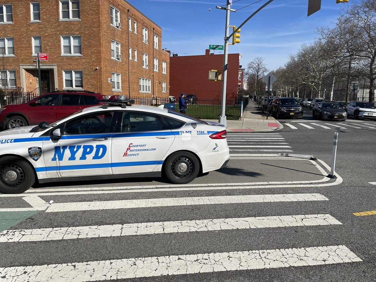 @bennyjohnson 72nd Precinct thinks sitting in the middle of the crosswalk (Ft. Hamilton Parkway/E 5th Street) is the best place to park and play Candy Crush® 🙄 smh #NYPD #DoAsWeSayNotAsWeDo #WindsorTerrace #Brooklyn #ACAB #Gestapo