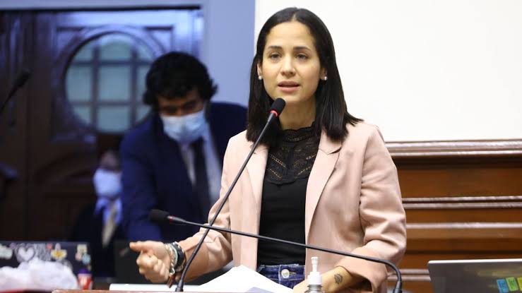 LeonLibertario_'s tweet photo. ¿Estamos todos de acuerdo en que Sigrid Bazán es una de las peores congresistas jóvenes que ha pisado el congreso? https://t.co/aEiTA2gPOP