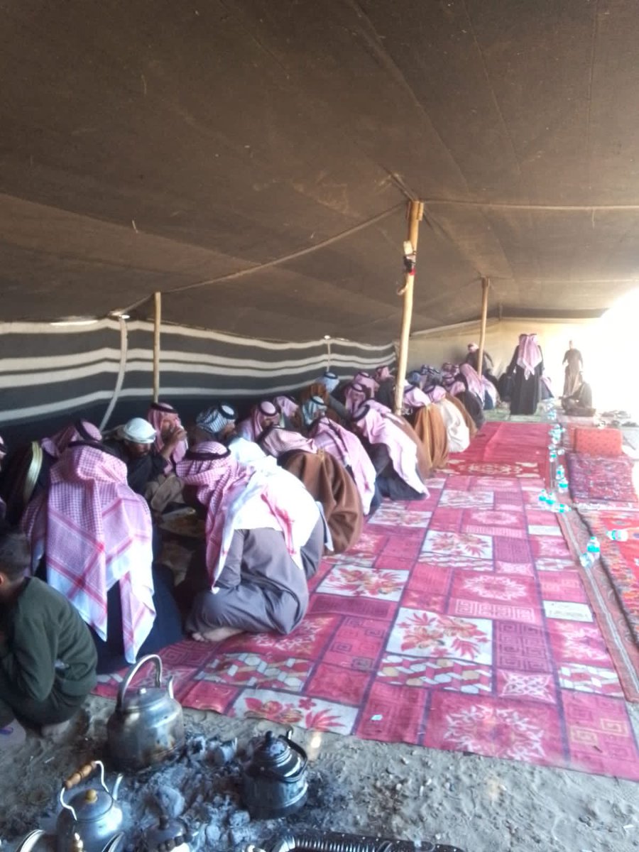 Hamad_Alsaid's tweet photo. ذرب بادي القطقوط 
من الطاهر  من قبيلة البدور الغالية علينا ، رجل كريم ونشمي وافته المنية رحمه الله وهو بالبر عند حلاله في بادية الطويّ ، وقد كان عسكري بالجيش الكويتي وكانت إبله معه ، ومن قدم إستقالته عام ١٩٨٨ وذهب للعراق وهو في بادية العراق لم يسكن المدينة طيلة حياته هو وأهله في بيت شعر بيت كرم وجود ،
وكان مضيافاً ، وجنوب العراق الجميع يعرف البيت المروبع بيت ابونايف رحمة الله عليه محب للبل ويروي أحد أقاربه عن محبته للبل قصص وروايات عديدة وختمها قائلاً (( مايحاسبه ربي على البل )) لإكرامه لها ورعايتها ،
ما إن وصل خبر وفاته توافدة الجموع للتعزيه 
في مدينة الزبير ،
ومن العادات عند أهل جنوب العراق الهوسة في العزاء وكل قبيلة تحضر ببيرقها (( علمها )) وشاعرها ويعرف بإسم المهوال وهو الذي يقوم بنظم وأداء الشعر كما هو الحال في الفيديو 👇ويأدون ماتسمّى بالهوسة وهو فن حماسي يأدّى بالأفراح والحزن 

بداية الهوسة :
 يازيزوم الزلم منزلك بالحدّين ( الحد العراقي السعودي ) مرتع إبله 
مشيّد بيت عزّك لِلّفوا عانين
يابو يمنى الطليقة  ماخطاها الدين
ذرب كلّش نفقدك بيك نومة عين

وربّاط الهوسة أي ختامها كان :
البر والديره عليك إهتزّن
والبل حنت والمقهور 

وكان ختاما يختصر شخصية ذرب بادي رحمه الله

بالصورة المرفقة مضيف بونايف