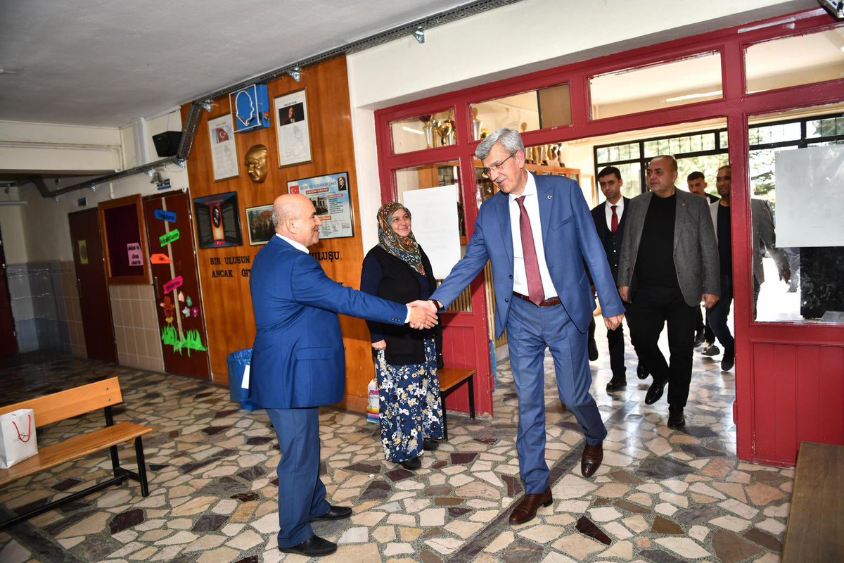 tuncerkaplan's tweet photo. 4️⃣ Oyumuzu kullandıktan sonra okullarımızda sandık görevlilerini ziyaret ederek kıymetli hemşehrilerimizle buluştuk. https://t.co/kDLzkp9Ojo