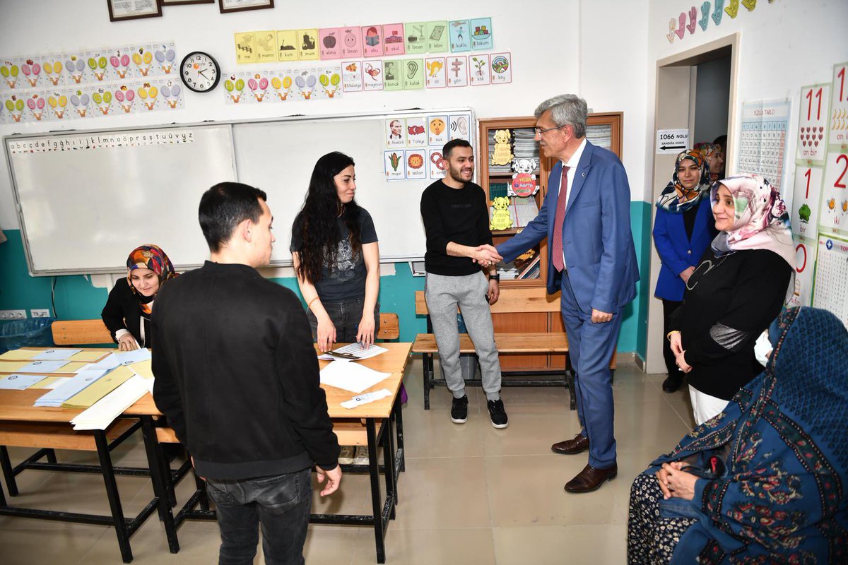 tuncerkaplan's tweet photo. 4️⃣ Oyumuzu kullandıktan sonra okullarımızda sandık görevlilerini ziyaret ederek kıymetli hemşehrilerimizle buluştuk. https://t.co/kDLzkp9Ojo