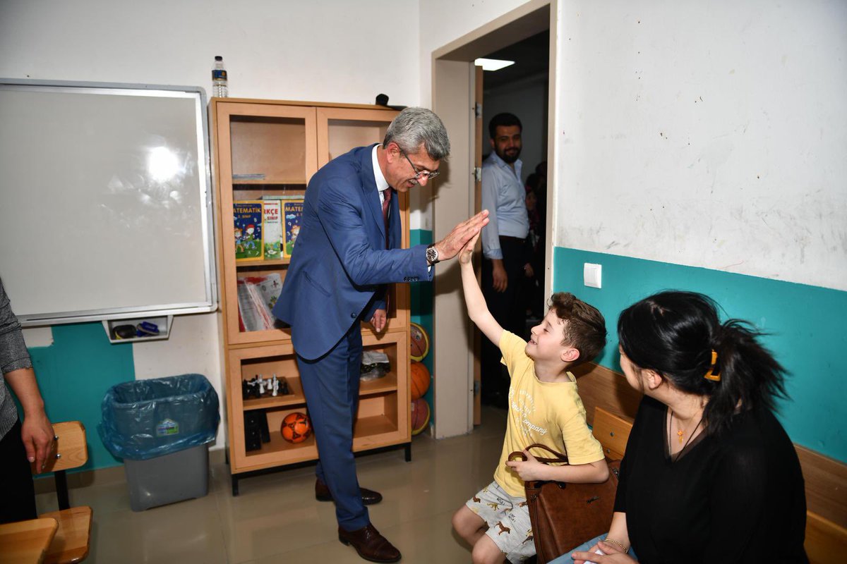 tuncerkaplan's tweet photo. 7️⃣ Oyumuzu kullandıktan sonra okullarımızda sandık görevlilerini ziyaret ederek kıymetli hemşehrilerimizle buluştuk. https://t.co/TuUa9MgArd
