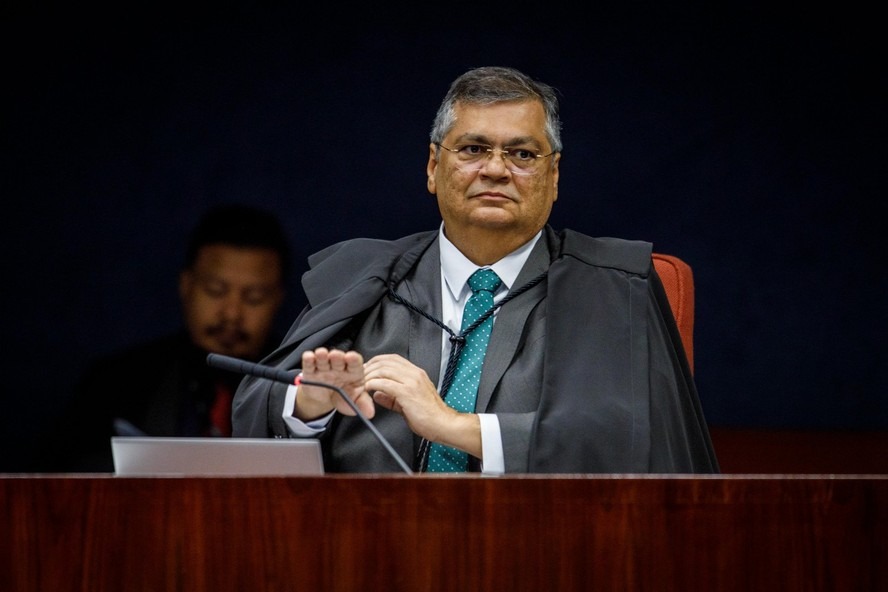 Em voto proferido neste domingo, data que marca os 60 anos do golpe militar de 1964, o ministro Flávio Dino, do Supremo Tribunal Federal (STF), classificou o período como 'abominável' e chamou a atenção para o fato de que, ainda hoje, na sua opinião, existem 'ecos desse passado…