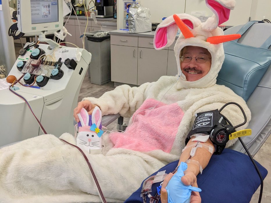 We're feeling egg-cited and ready to hop into Easter celebrations! 🌟 To our amazing donors, staff, volunteers, and supporters, we wish you a happy holiday 🐥💖 📸 : Platelet donor, Michael St. Amour 🐰