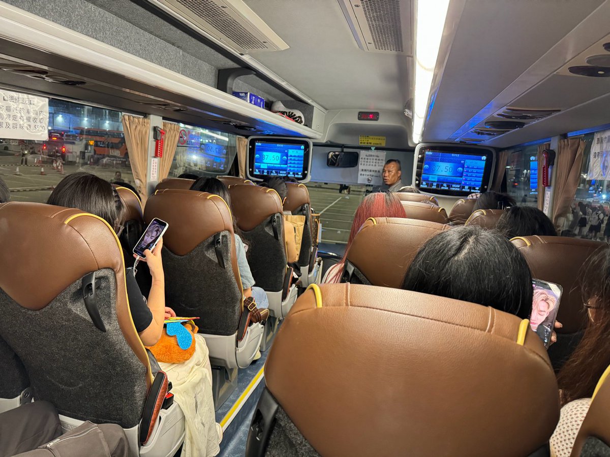 suikameow's tweet photo. almost everyone on the bus watching zhang hao's bubble live after kcon? asdfjhaha? https://t.co/iJTRMYSXaq