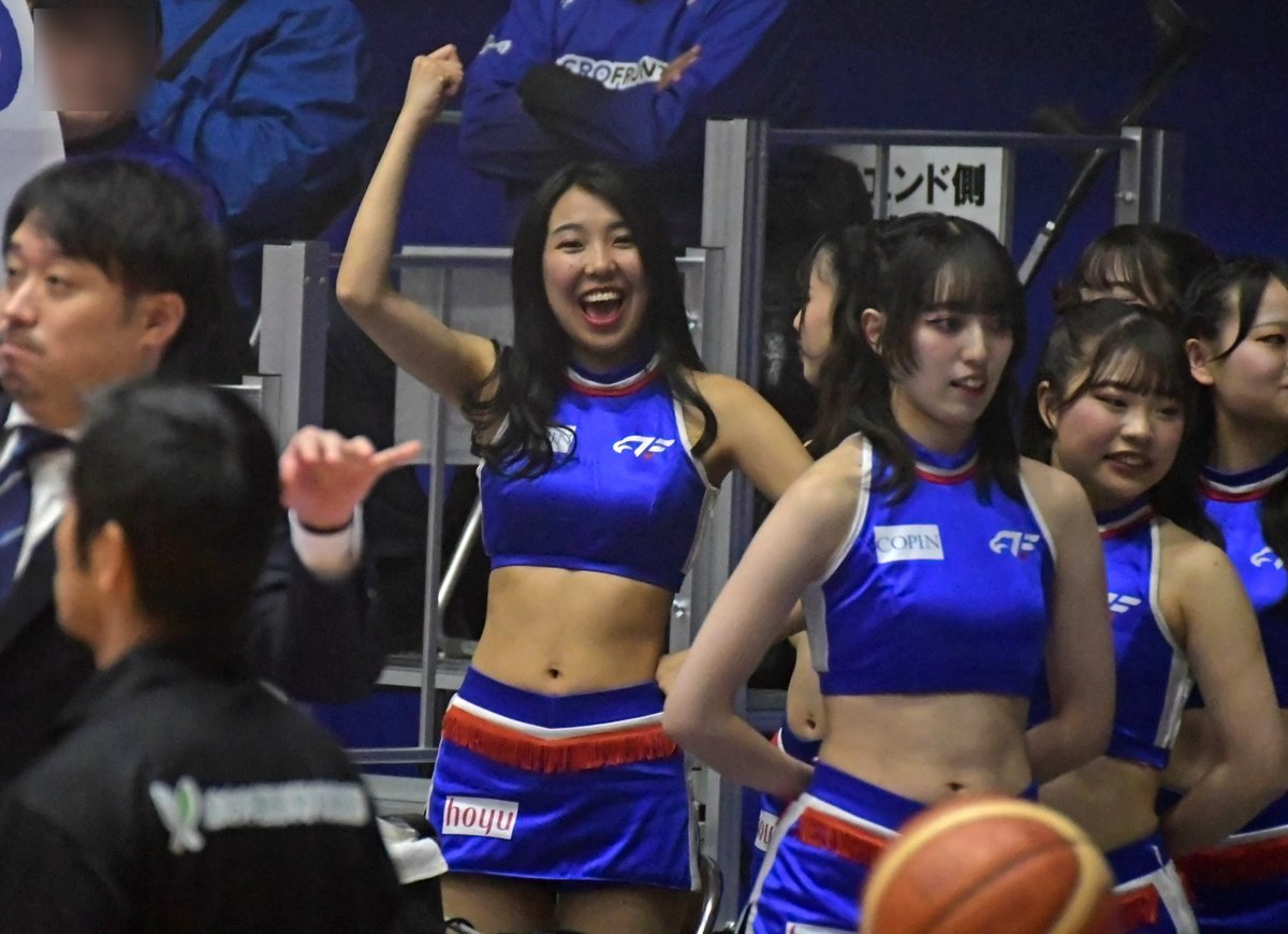 dokudempa's tweet photo. みんなが撮影チャンスで狙うこの時間、やりたい放題のAkaneはんをいつもは心配そうに見つめるAriボンが、この日は彼女だけが遠いアウェイ側席からでも気付いてくれた。
好きなのね、王冠ポーズ

#TypeAR #VTEC #FEgirls #FEgirlsphoto #Bチア #FE名古屋 https://t.co/mjNc0DUDQi