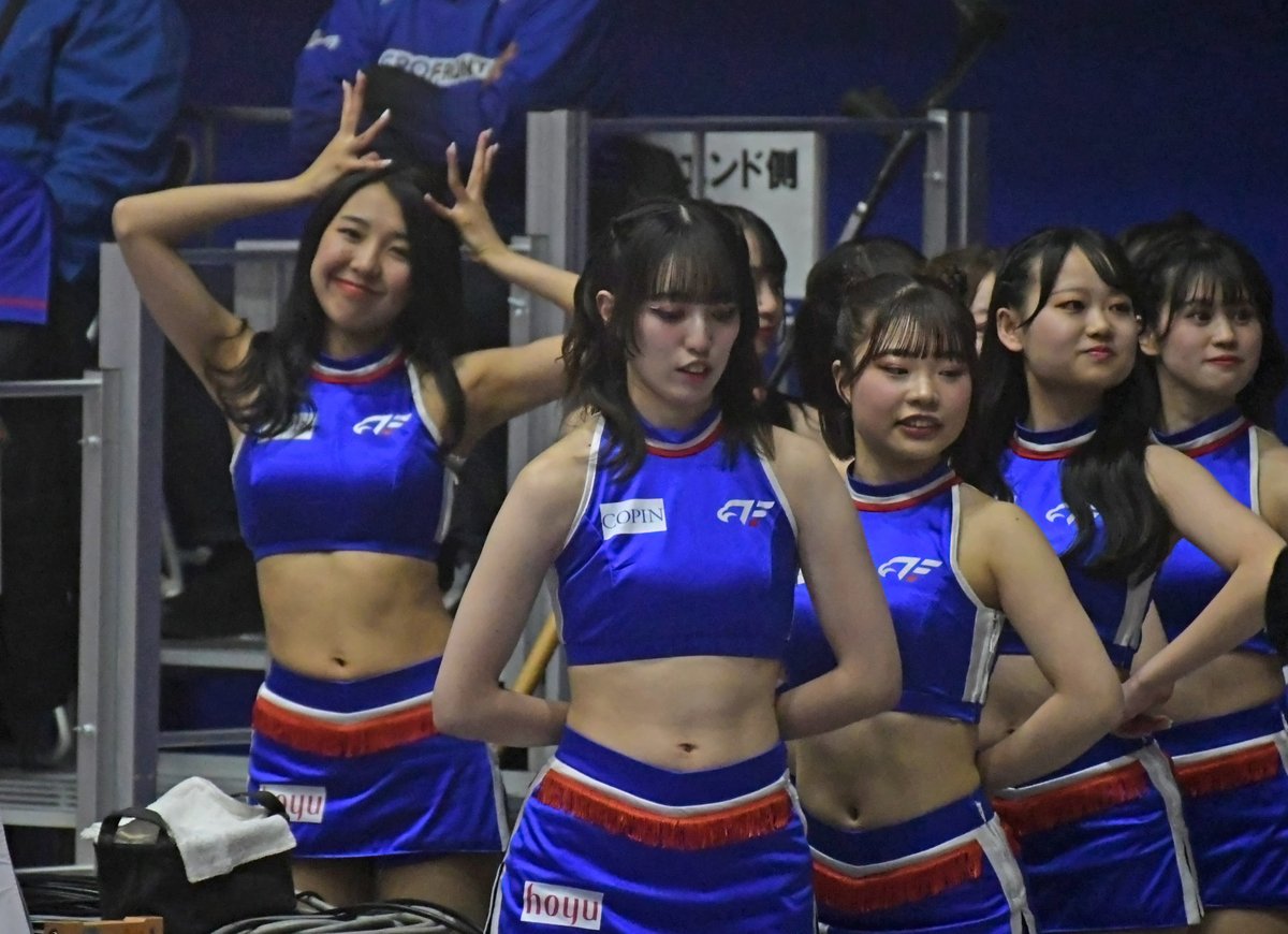 dokudempa's tweet photo. みんなが撮影チャンスで狙うこの時間、やりたい放題のAkaneはんをいつもは心配そうに見つめるAriボンが、この日は彼女だけが遠いアウェイ側席からでも気付いてくれた。
好きなのね、王冠ポーズ

#TypeAR #VTEC #FEgirls #FEgirlsphoto #Bチア #FE名古屋 https://t.co/mjNc0DUDQi