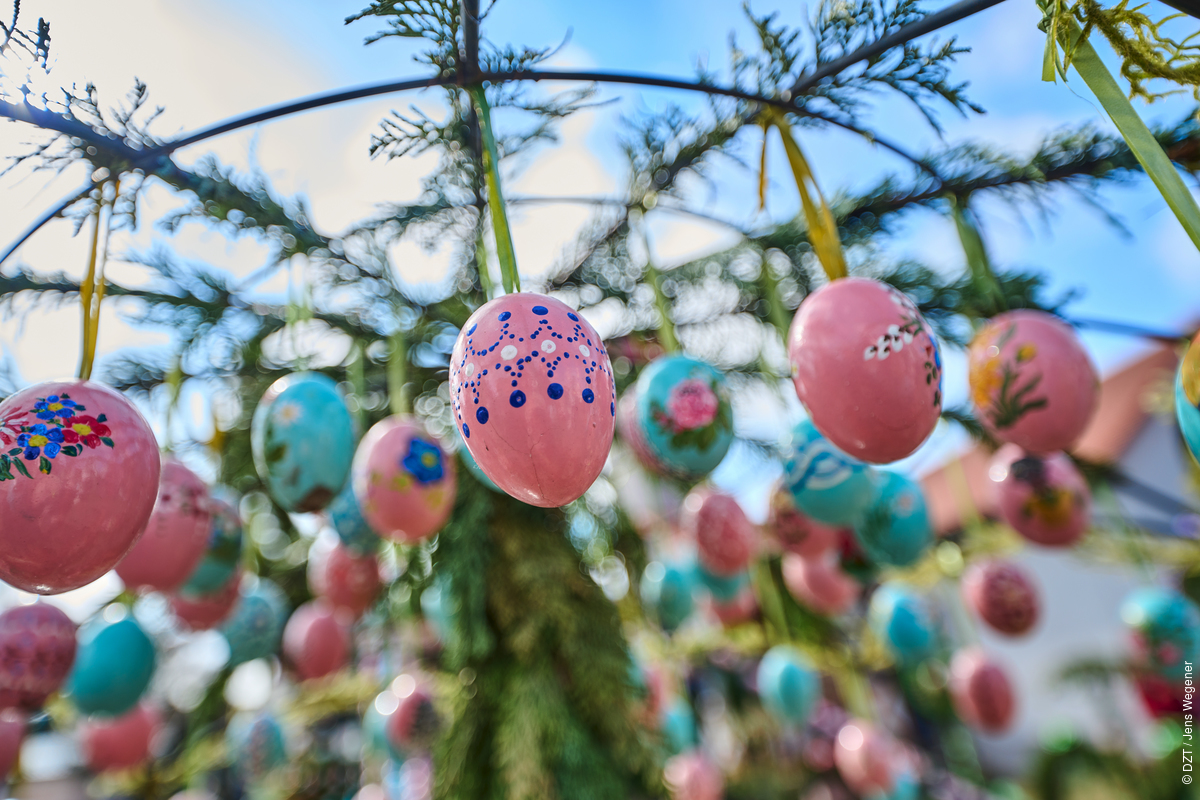 Happy Easter! 🌷🐇🥚 Easter is a celebration of meaning! Birch and cherry blossom branches are adorned with Easter decorations, Easter nests are filled with chocolate eggs and small gifts and brightly painted Easter eggs are hidden in the awakening nature on Easter Sunday.