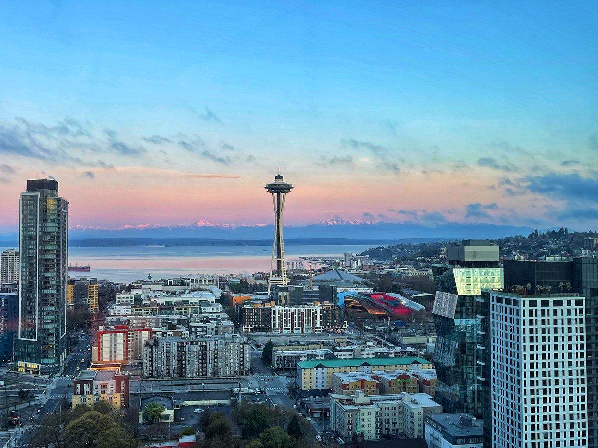 A stunning Easter sunrise in #seattle 😍