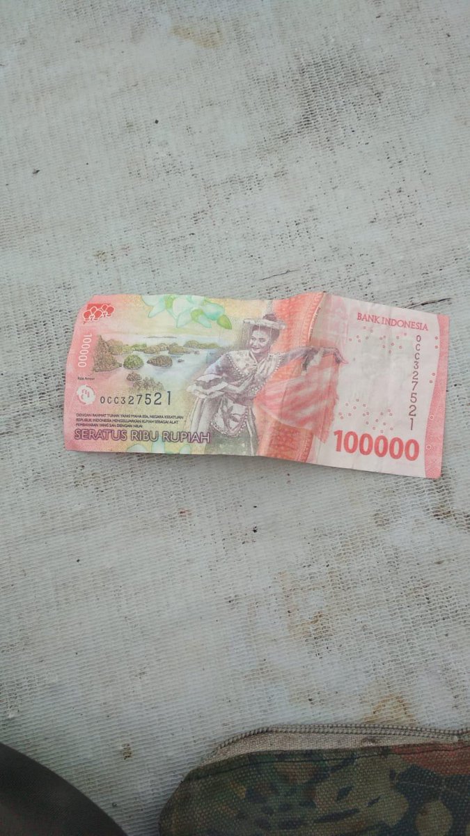 merapi_uncover's tweet photo. Telah beredar uang palsu di area stadion Maguwoharjo. Uang 100 ribu.
Didapat oleh dua pedagang dengan nomer kode uangnya sama
Nomer uangnya OCC327521

Semoga para sedulur waspada dan segera di tindak tegas penyebarnya. Karena kasihan kami pedagang kecil uang 100 ribu sangat berarti sekali, mungkin itu uang keuntungan kami.

Itu didapat dari dua pedagang yang berbeda. Sudah dua hari ini, Kejadian Sabtu 30 Maret 2024 Terjadi saat pasar ramadhan stadion Maguwoharjo sekitar jam 16:00 sd malam