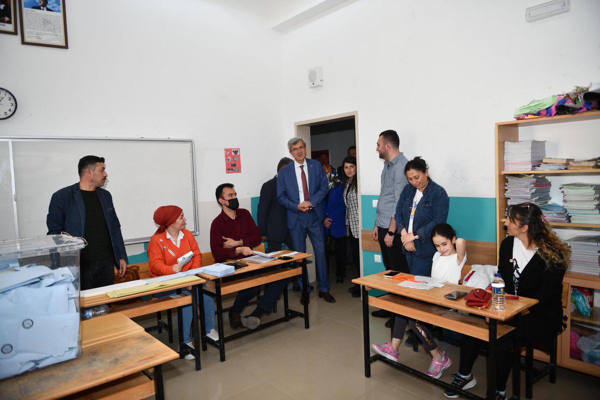 tuncerkaplan's tweet photo. 9️⃣ Oyumuzu kullandıktan sonra okullarımızda sandık görevlilerini ziyaret ederek kıymetli hemşehrilerimizle buluştuk. https://t.co/QsEGXHDtTJ
