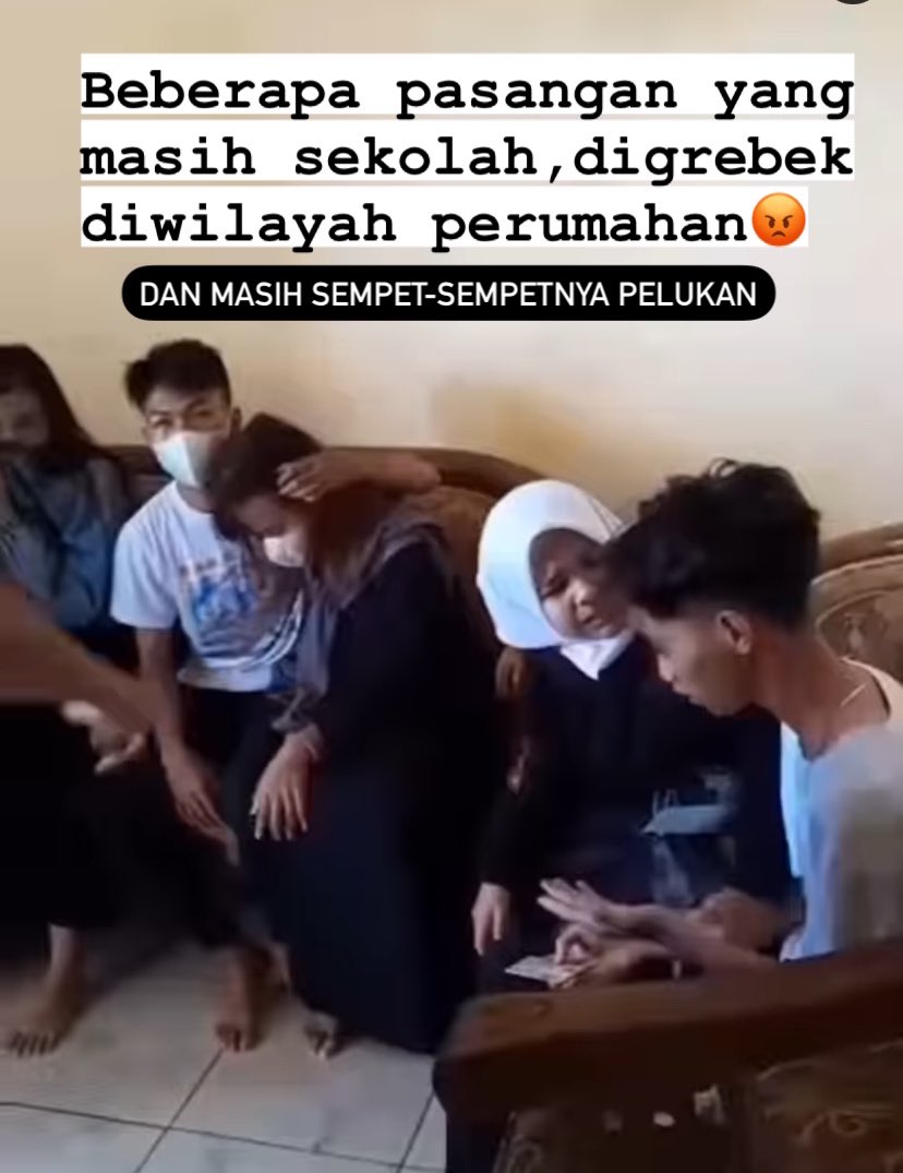 Waduuh dek” mana masih pake baju sekolah SMP &amp; masih sempet-sempetnya pelukan🗿

— a thread