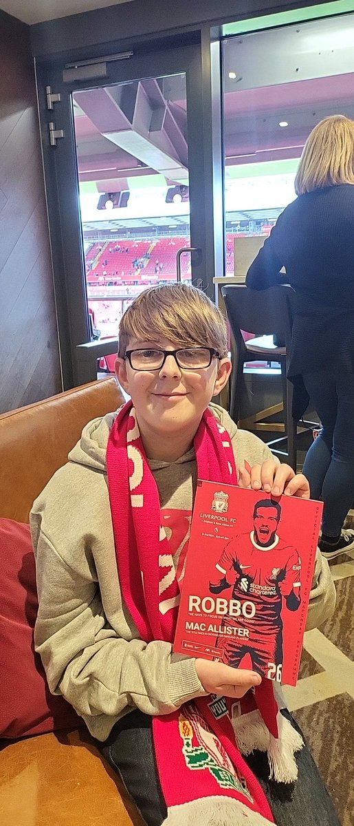 Thanks to the amazing @LFCFoundation, we had an AMAZING time in an Executive Box today watching the @LFC v. Brighton match. Wonderful service from the suite staff and chef; the food was fab! Now for the charity walk on 14th April! justgiving.com/page/elliot-ye…