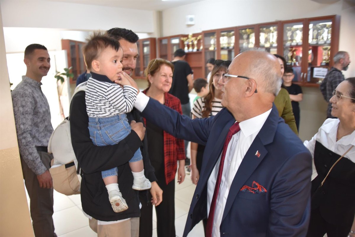 ZekiKAYDA's tweet photo. 31 Mart Mahalli İdareler Seçimleri dolayısıyla Borsa İstanbul Mesleki ve Teknik Anadolu Lisesi'ni ziyaret ederek görevli arkadaşlarımıza kolaylıklar, oy kullanan hemşehrilerimize hayırlı günler diledik. Yapılan seçimin ülkemiz, milletimiz ve Salihli’miz için hayırlı olmasını dilerim.