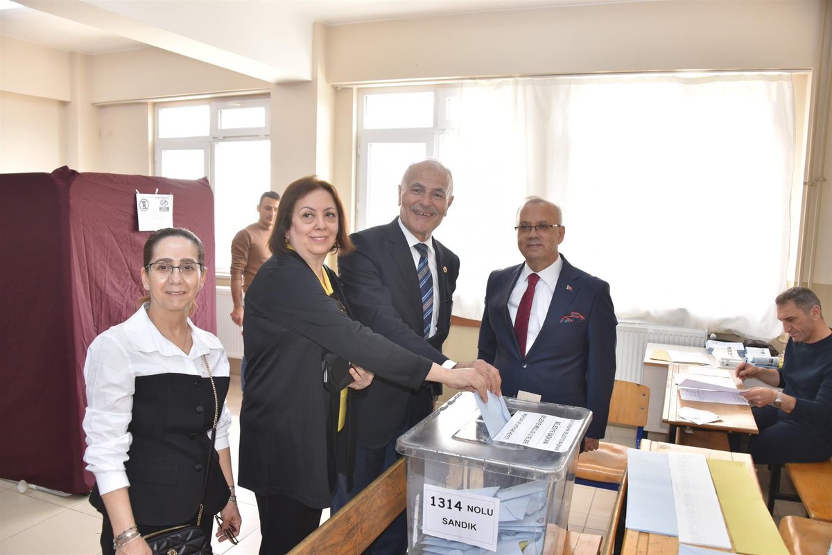 ZekiKAYDA's tweet photo. 31 Mart Mahalli İdareler Seçimleri dolayısıyla Borsa İstanbul Mesleki ve Teknik Anadolu Lisesi'ni ziyaret ederek görevli arkadaşlarımıza kolaylıklar, oy kullanan hemşehrilerimize hayırlı günler diledik. Yapılan seçimin ülkemiz, milletimiz ve Salihli’miz için hayırlı olmasını dilerim.