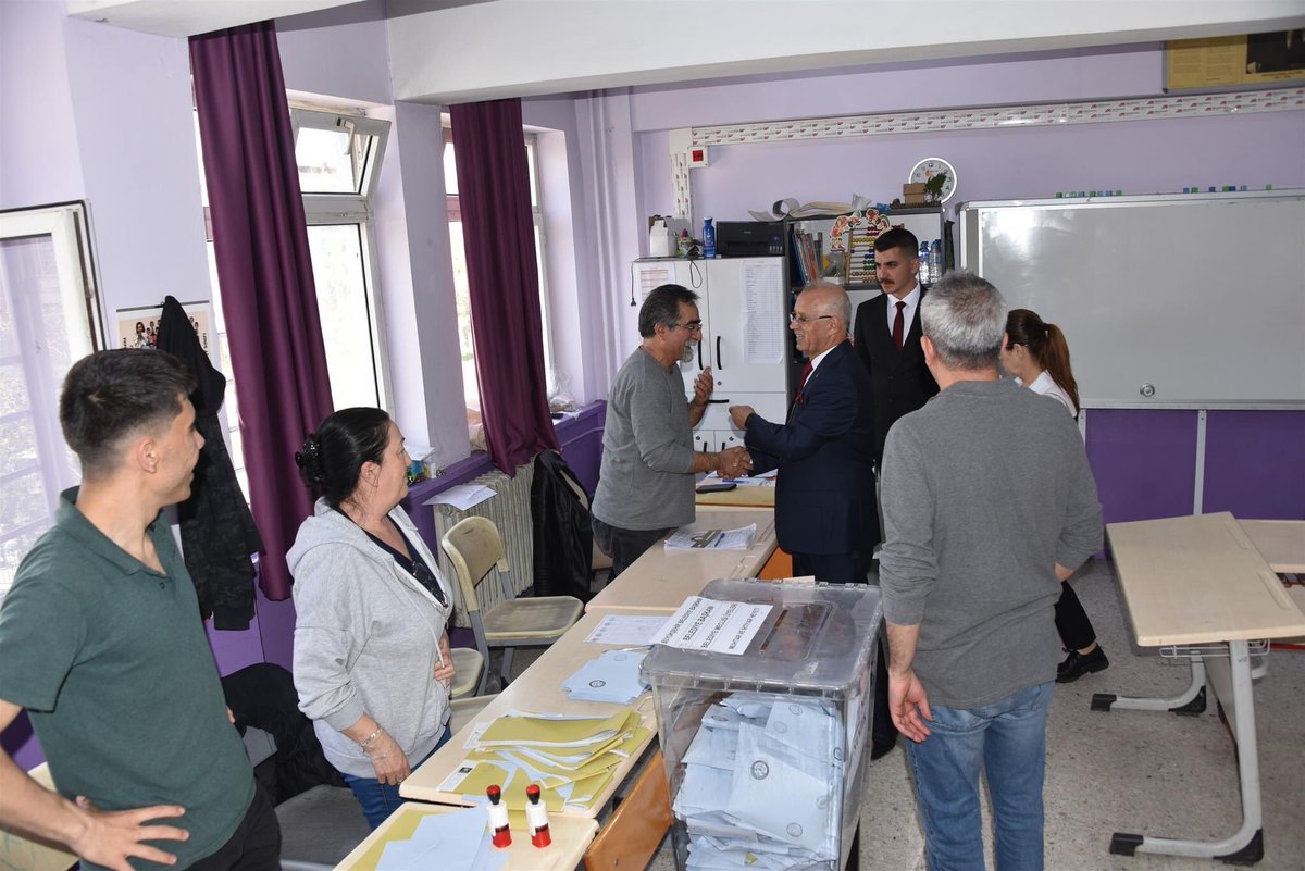 ZekiKAYDA's tweet photo. 31 Mart Mahalli İdareler Seçimleri dolayısıyla Fahriye Hanım İlkokulu'nu ziyaret ederek görevli arkadaşlarımıza kolaylıklar, oy kullanan hemşehrilerimize hayırlı günler diledik. Yapılan seçimin ülkemiz, milletimiz ve Salihli’miz için hayırlı olmasını dilerim. https://t.co/Wzm1j4l60f