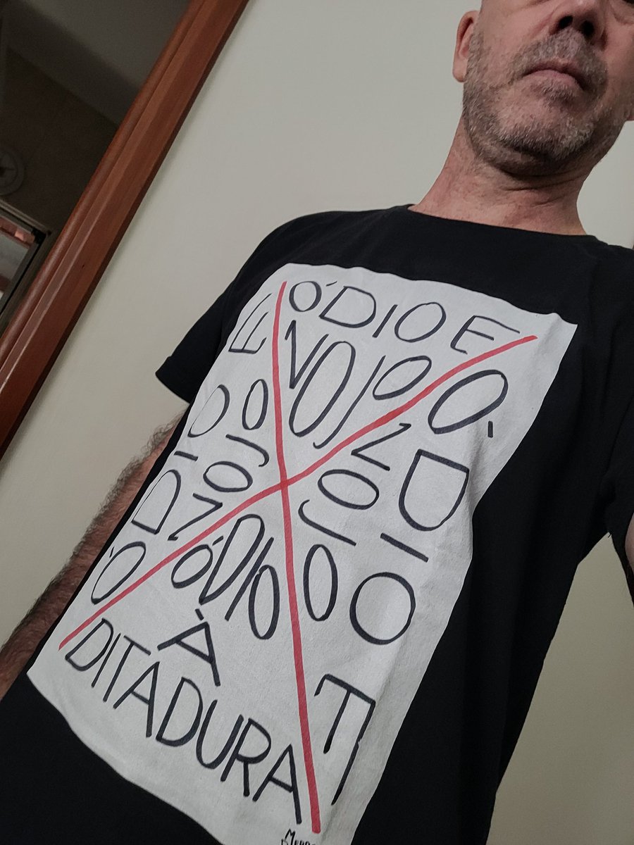 HeltonLeite13's tweet photo. @medoedeliriobr Traje para o almoço de Páscoa. Único possível hoje. https://t.co/6aHM3K90D9