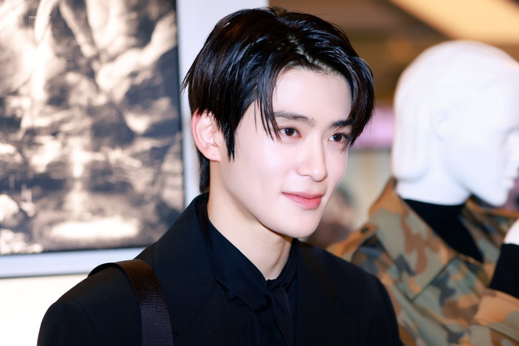 dearestyunoh's tweet photo. photos of #jaehyun taken by other idols' fansites 📸🖤 ㅡ a thread https://t.co/LZMkeU45Ra