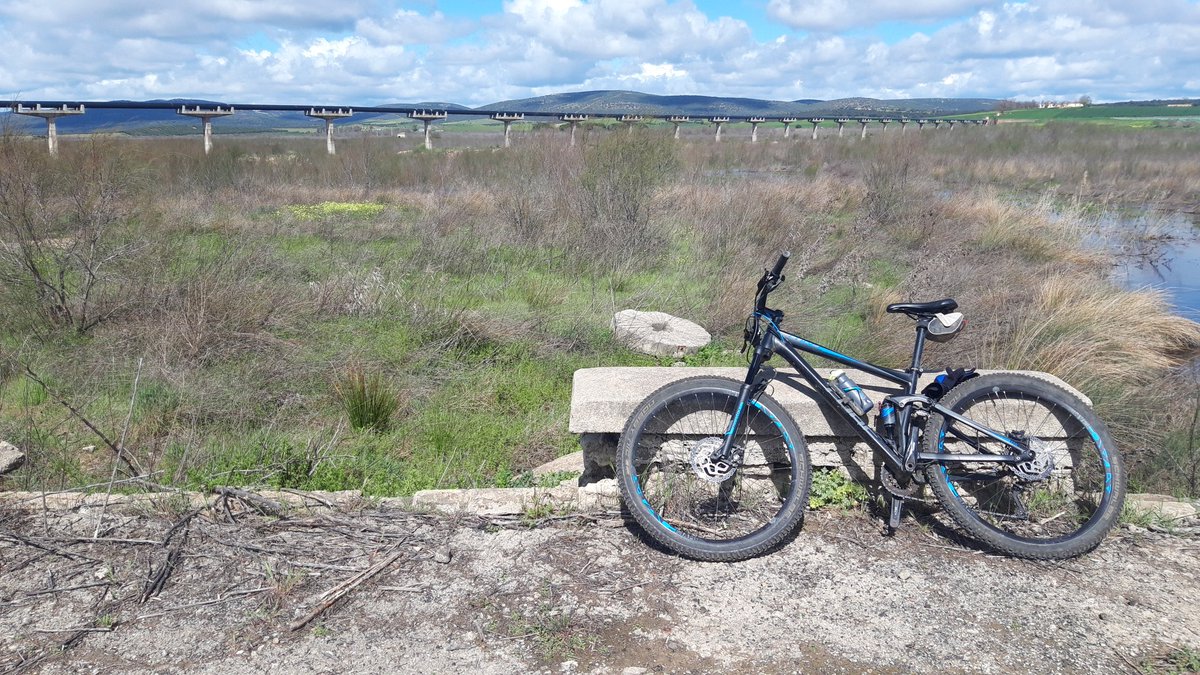 JosemaCoronado's tweet photo. Cinco días entre las dos imágenes. El pretil donde se apoya la bici es el de la izquierda de la otro foto. Llenado express del embalse del Vicario, a ver hasta donde llega. @wikiCR https://t.co/17Xtj5vrmj