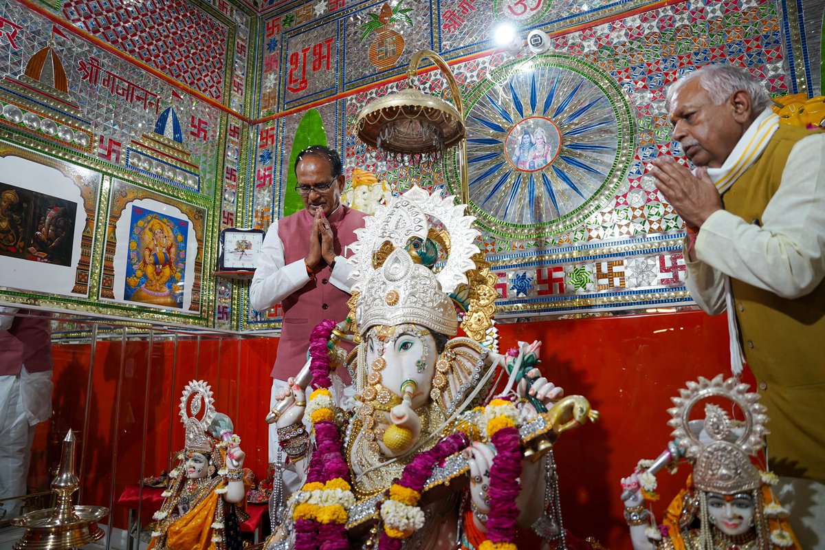 ।। ॐ गं गणपतये नमः ।।

आज विदिशा के प्रसिद्ध बाढ़ वाले श्री गणेश मंदिर में दर्शन-पूजन कर सभी नागरिकों की सुख, समृद्धि एवं खुशहाली की कामना की।

गणपति बप्पा सभी पर अपना आशीर्वाद बनाएं रखें और सभी का मंगल व कल्याण करें।