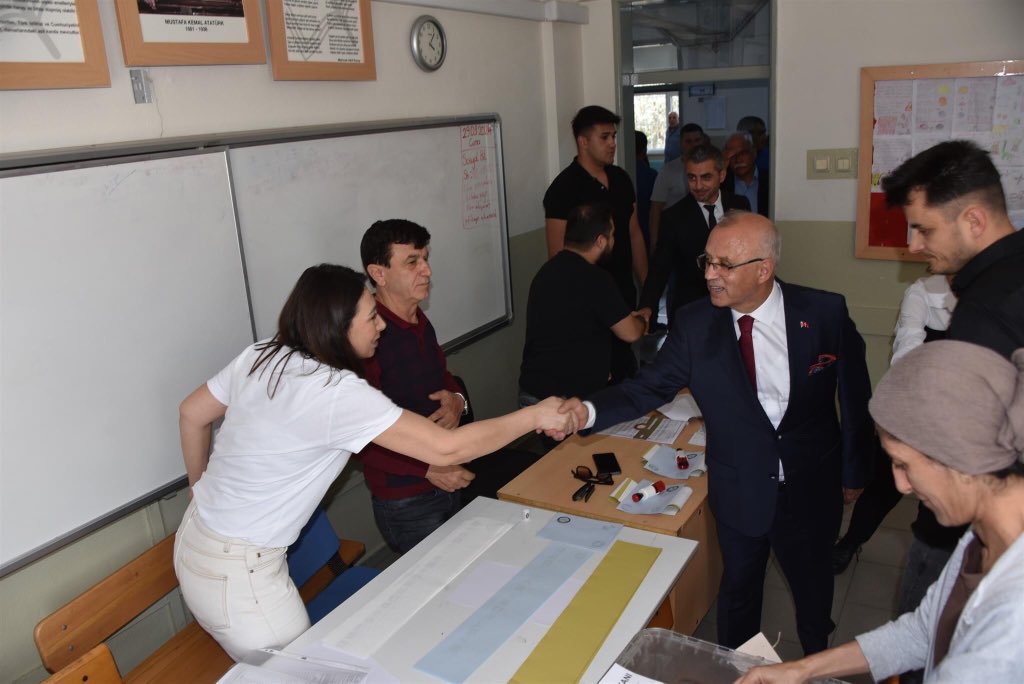 ZekiKAYDA's tweet photo. 31 Mart Mahalli İdareler Seçimleri dolayısıyla Uğur Kiremit İlkokulu ve Ortaokulu'nu  ziyaret ederek görevli arkadaşlarımıza kolaylıklar, oy kullanan hemşehrilerimize hayırlı günler diledik. Yapılan seçimin ülkemiz, milletimiz ve Salihli’miz için hayırlı olmasını dilerim. https://t.co/SaGLKMbRvV
