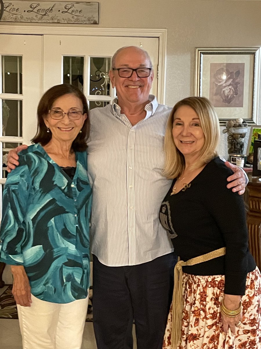 rgonzalez_b's tweet photo. Reunión en Browsville , con mis hermanas Estrella y Nena , las quiero mucho 😍😊 https://t.co/vCAqOkIaPz