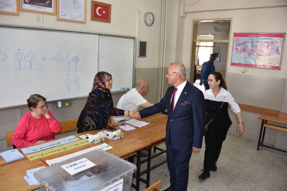 ZekiKAYDA's tweet photo. 31 Mart Mahalli İdareler Seçimleri dolayısıyla Rüştü Akbıyıkoğlu Ortaokulu'nu ziyaret ederek görevli arkadaşlarımıza kolaylıklar, oy kullanan hemşehrilerimize hayırlı günler diledik. Yapılan seçimin ülkemiz, milletimiz ve Salihli’miz için hayırlı olmasını dilerim. https://t.co/qkPwwiQoxm