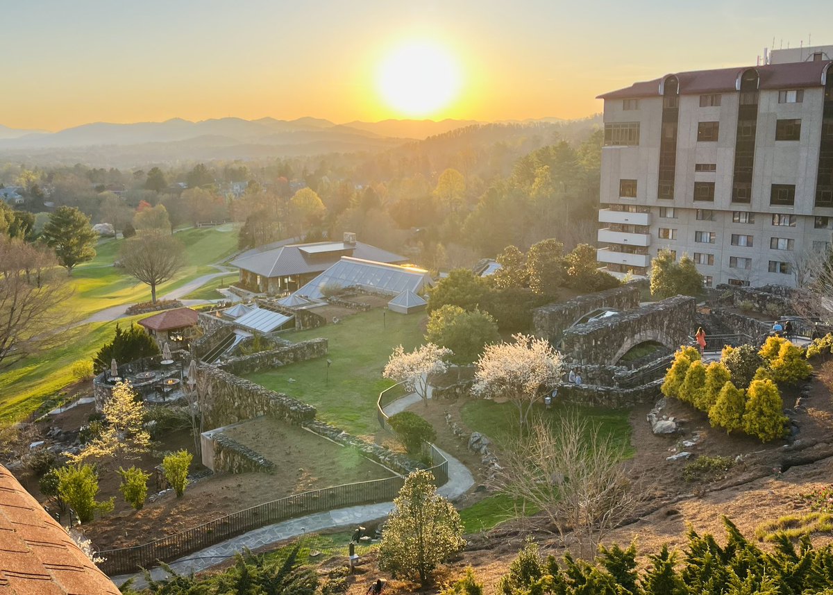 Happy Sonday! We had a beautiful time at @BiltmoreEstate & Omni Resort in Asheville. It’s day 9 of our RoadTrip with 700 miles to go today. Happy Easter!