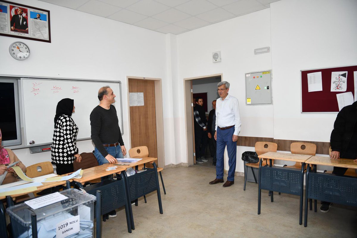 tuncerkaplan's tweet photo. 1️⃣9️⃣ Oyumuzu kullandıktan sonra okullarımızda sandık görevlilerini ziyaret ederek kıymetli hemşehrilerimizle buluştuk. https://t.co/aA4DYzOdVk