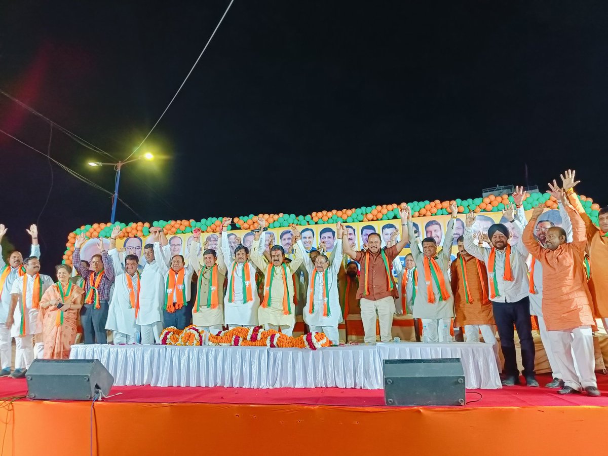VishalPatel0512's tweet photo. राऊ विधानसभा में लोकसभा चुनाव कार्यालय के उद्घाटन समारोह में सम्मिलित हुआ। जहाँ इंदौर लोकसभाप्रत्याशी शंकरजी लालवानी, राज्यसभा सांसद एवं लोकसभाप्रभारी सुमेर सिंहजी, महापौर पुष्यमित्रजी भार्गव, नगरअध्यक्ष गौरवजी रणदीवे, विधायक मधुजी वर्मा आदि भाजपा परिवार के पदाधिकारी उपस्थित थे। https://t.co/laeolJFYXH