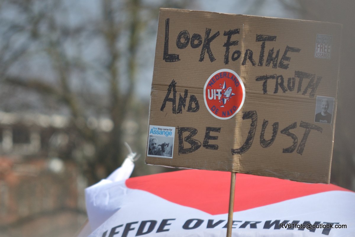 RV61FOTO's tweet photo. vrijheidsbehoud vereist weerbaarheid

#vredesmanifestatie op het #Museumplein

#vrede
#peace
#NietOnzeOorlog
#NotOurWar
#Agenda2030
#DoNotComply
#houjerugrecht
#disproportioneel
#debeleidsverantwoordelijkenhiervoorstraksnietvergeten https://t.co/O1uZUZwKdw