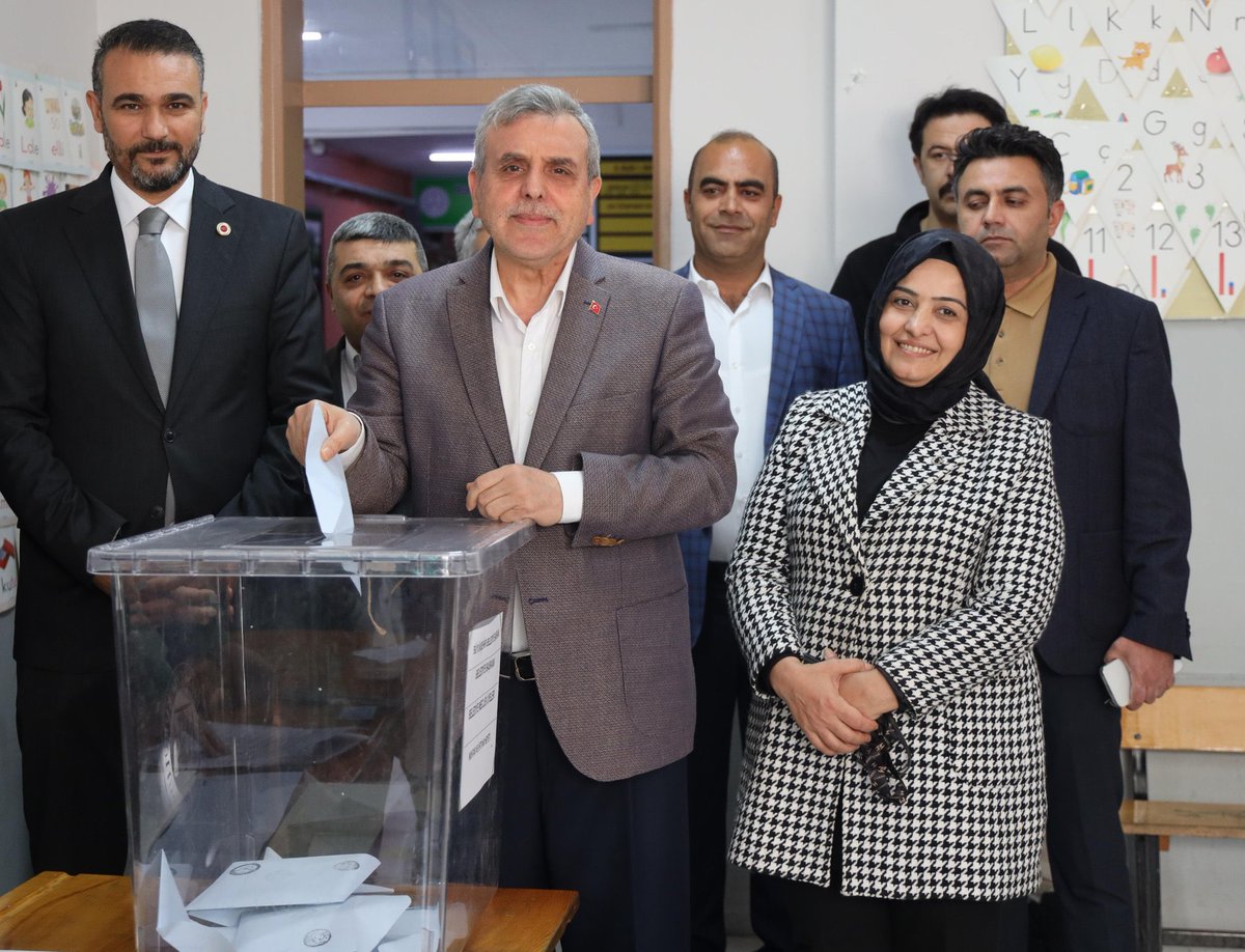 Açıklanan Resmî Rakamlara göre #Şanlıurfa da başkanımız açık ara önde. 

#UstalıkDönemi başlıyor. 

#GercekBelediyecilik 
#HazırızKararlıyız  

<a href="/RTErdogan/">Recep Tayyip Erdoğan</a> 
<a href="/zabeyazgul/">Zeynel Abidin BEYAZGÜL</a>
<a href="/bybekirbozdag/">Bekir  Bozdağ</a>