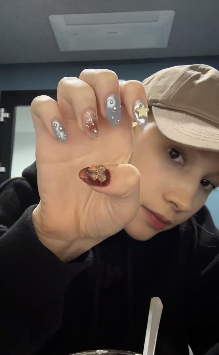 eloquestlydae's tweet photo. [240312] #HUENINGKAI Weverse

"The comeback is tomorrow! MOAs what do you think of my new accessories? >3<"

@TXT_members @TXT_bighit https://t.co/jIVAuXZELV