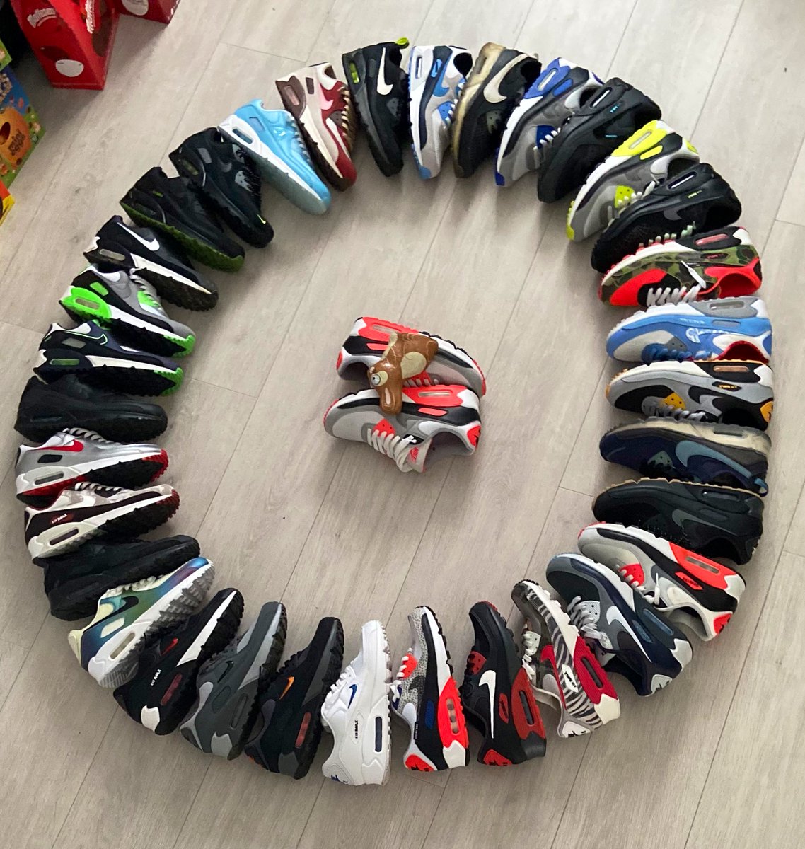 The mad thing is I’ve not posted all my 90s, but 31 is more than enough lol 😂,  a massive thank you to everyone supporting here and YouTube.
inspired by @AidanStanding  and @hisexcellence79 I give to you my #wheelof90s #airmax90s #nikeairmax90 #am90 #marchMAXness #AirMaxMonth