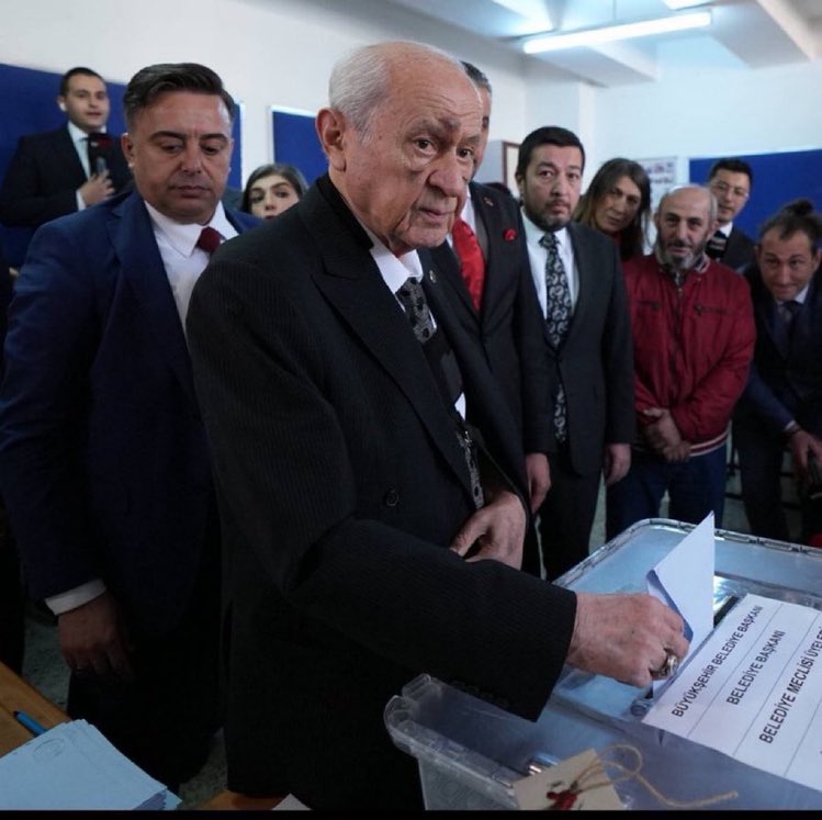 Düşmüşse sırtımıza alırız.
Yorulmuşsa omzumuzda taşırız.
Ömürse ömür, cansa can uğruna feda ederiz. 

Akılsız itlerin ömrü, kurdun düşmesini beklemekle geçe dursun.

Allah'ım sağlık afiyet versin. 
Başımızdan eksik olma Liderim