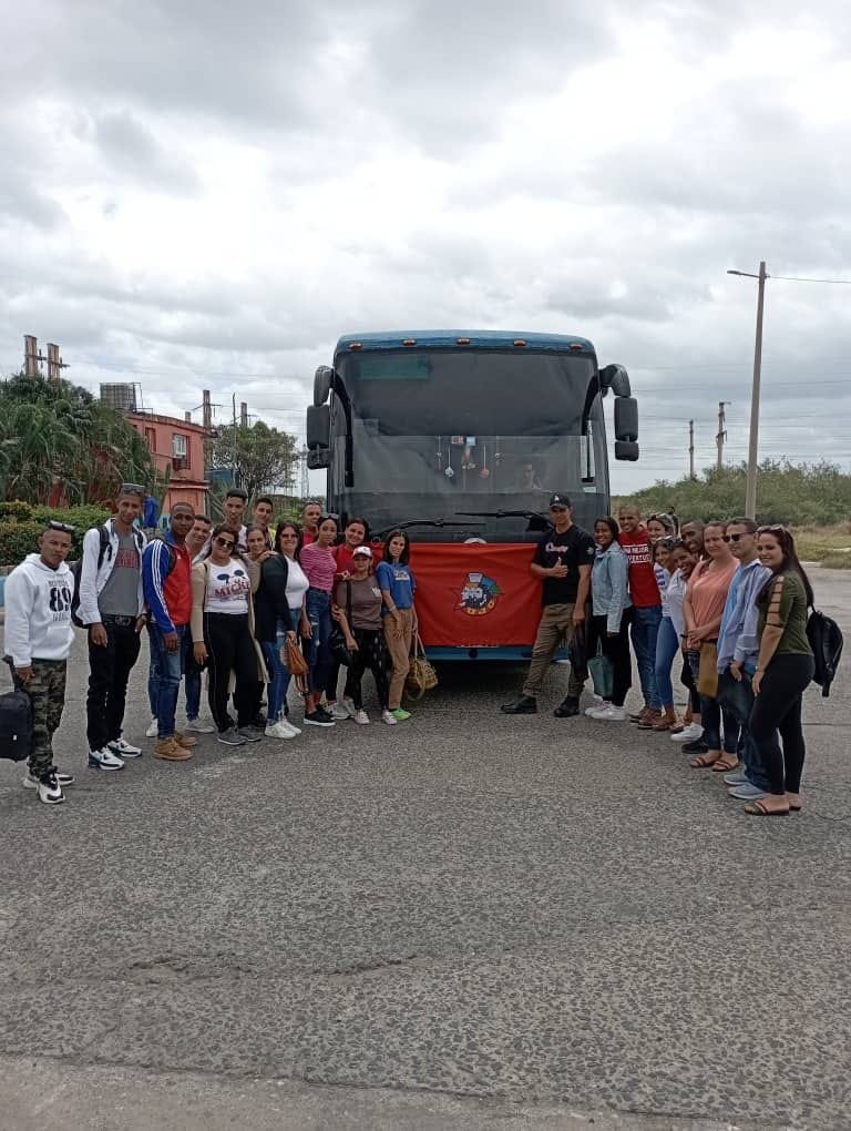 Intercambiamos en #Camaguey con jóvenes delegados e invitados al #12CongresoUJC sobre temas estratégicos y de actualidad. Resaltan sus ideas y protagonismo. Con ellos, «no existe fuerza en el mundo capaz de aplastar la fuerza de la verdad y las ideas». 
#CubaViveEnSusJovenes