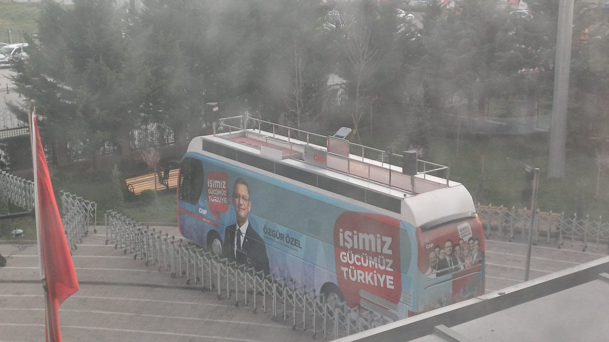 CHP Genel Merkezi'ne zafer konuşması yapmak üzere seçim otobüsü getirildi.

#secim #secim2024 #yerelsecim #chp #akp #iyiparti