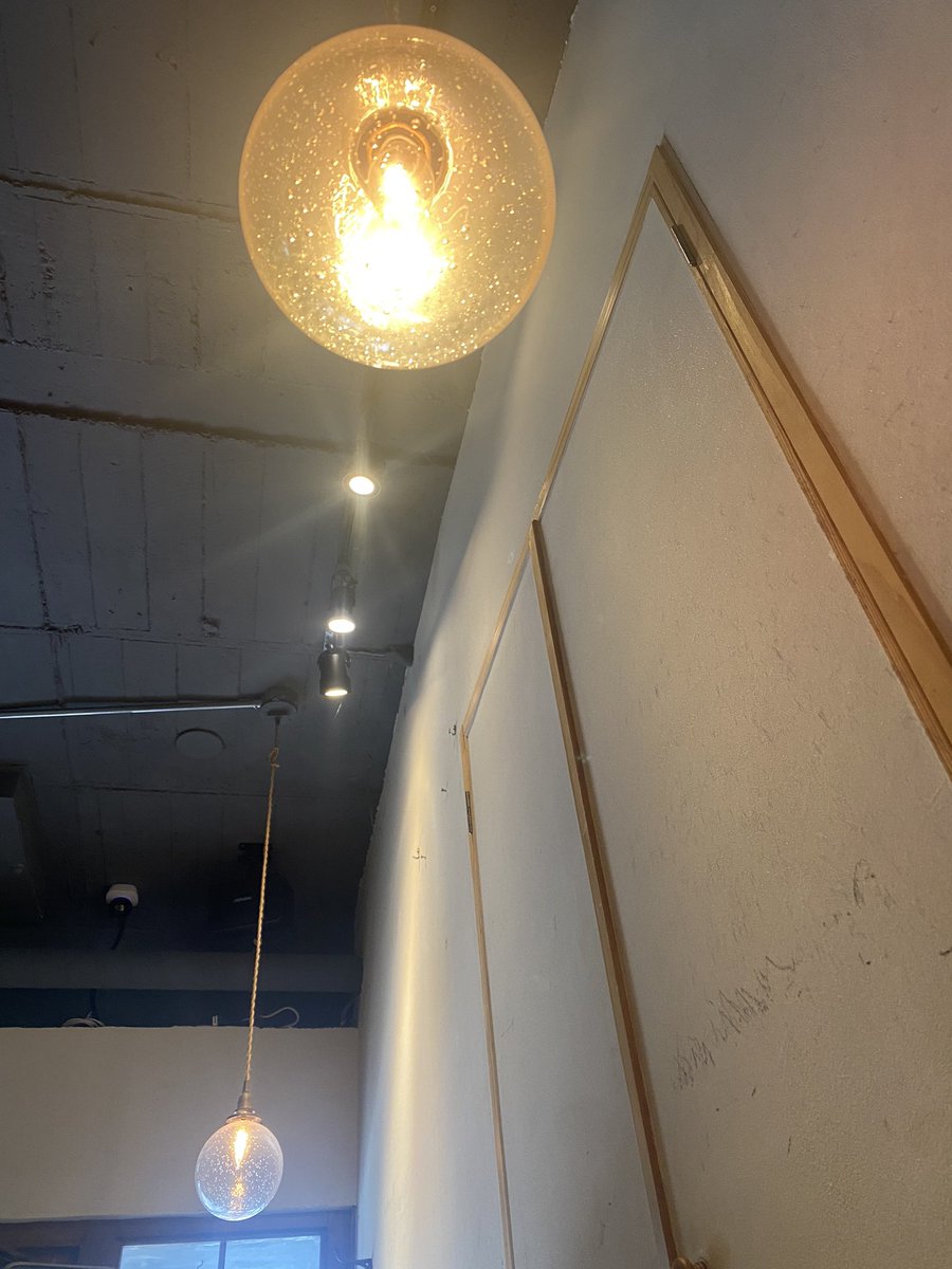 og_8x's tweet photo. かわいいお店とかわいいライト https://t.co/fbTTPNh352