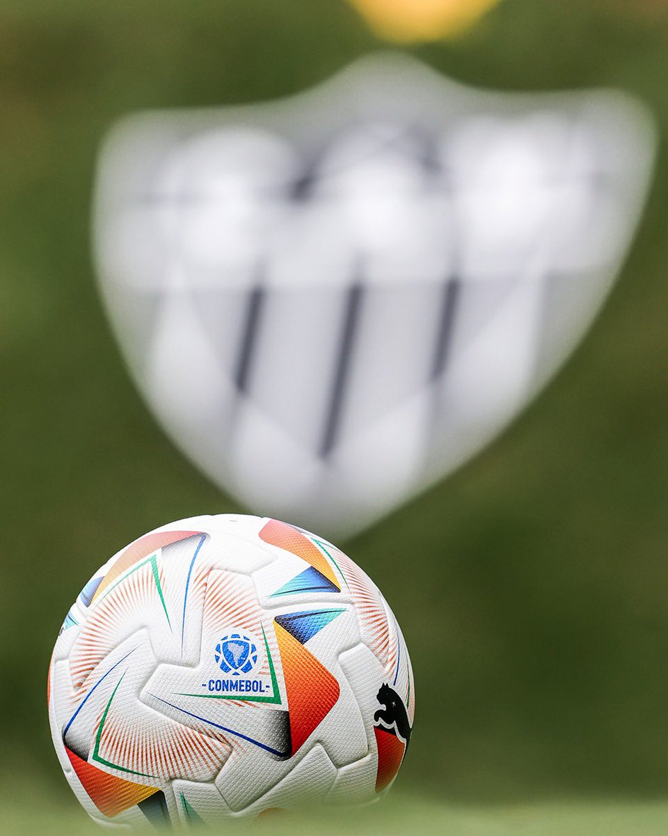 Atletico's tweet image. Treino de Páscoa com virada de chave e foco na preparação para a estreia da @LibertadoresBR! 🖤🤍