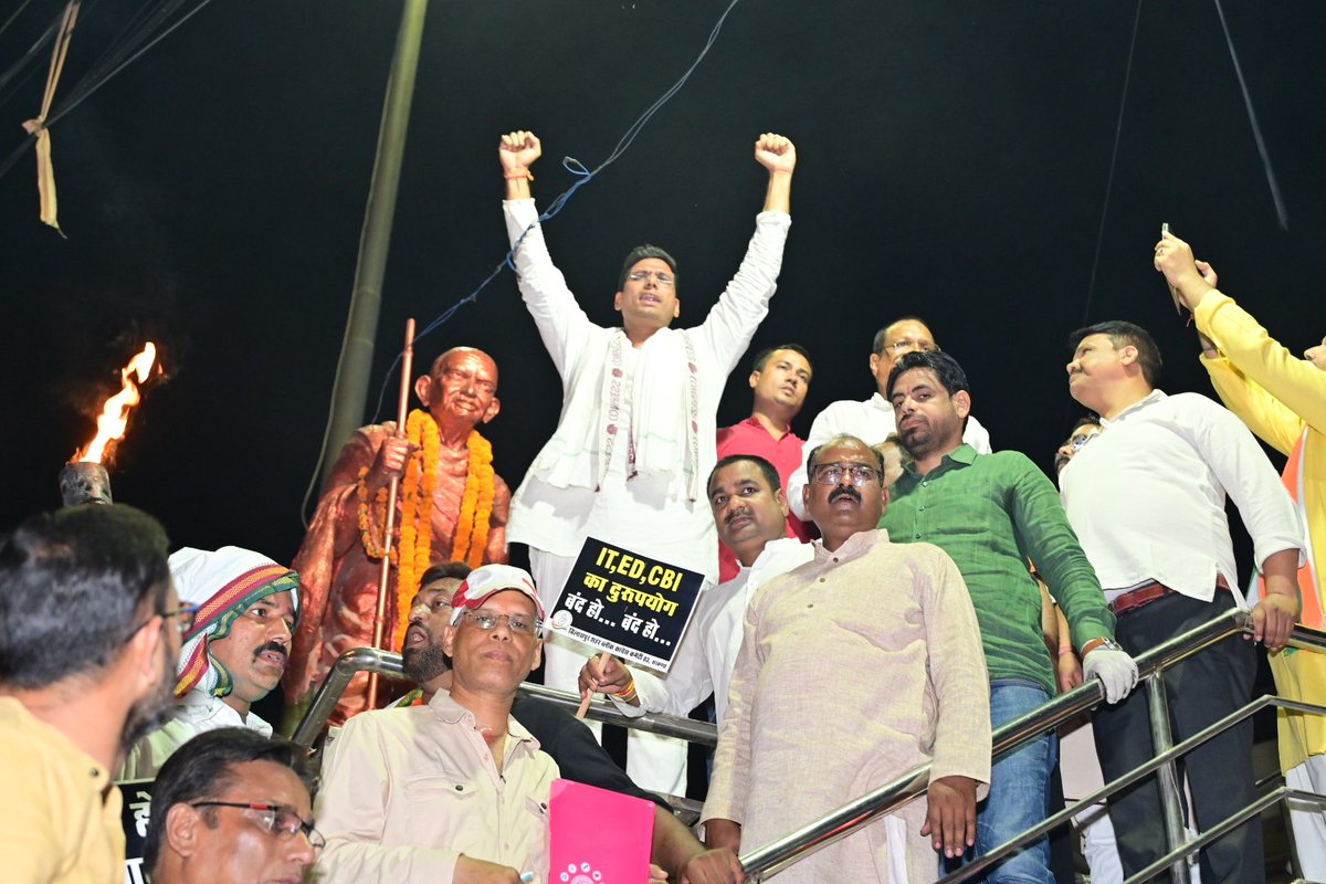 Devendra_1925's tweet photo. भाजपा सरकार के तानाशाही के खिलाफ बिलासपुर में मसाल जुलुस ।। https://t.co/lp2q4GOEx5