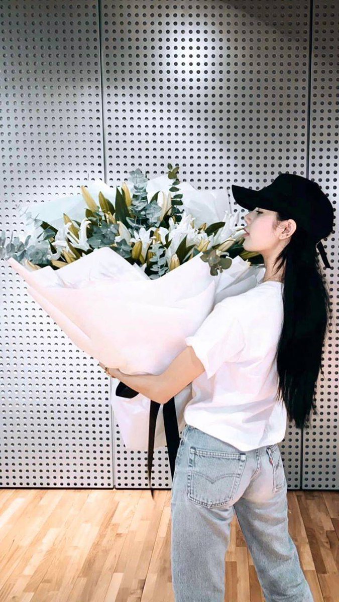 lalicha_me's tweet photo. Happy comeback.. eh ini comeback atau debut yaa hitungannya? 🥹 Gatau deh, pokoknya selamat yaa adik-adik cantikku. Lagunya enak semua, semoga bisa ngalahin album nya Ariana Grande, AAMIINNN!!! ☺️💕
@enaminul @pharitaac @RUKAcoral
#BABYMONSTER #SHEES 💖 https://t.co/kqxlZZoWo9
