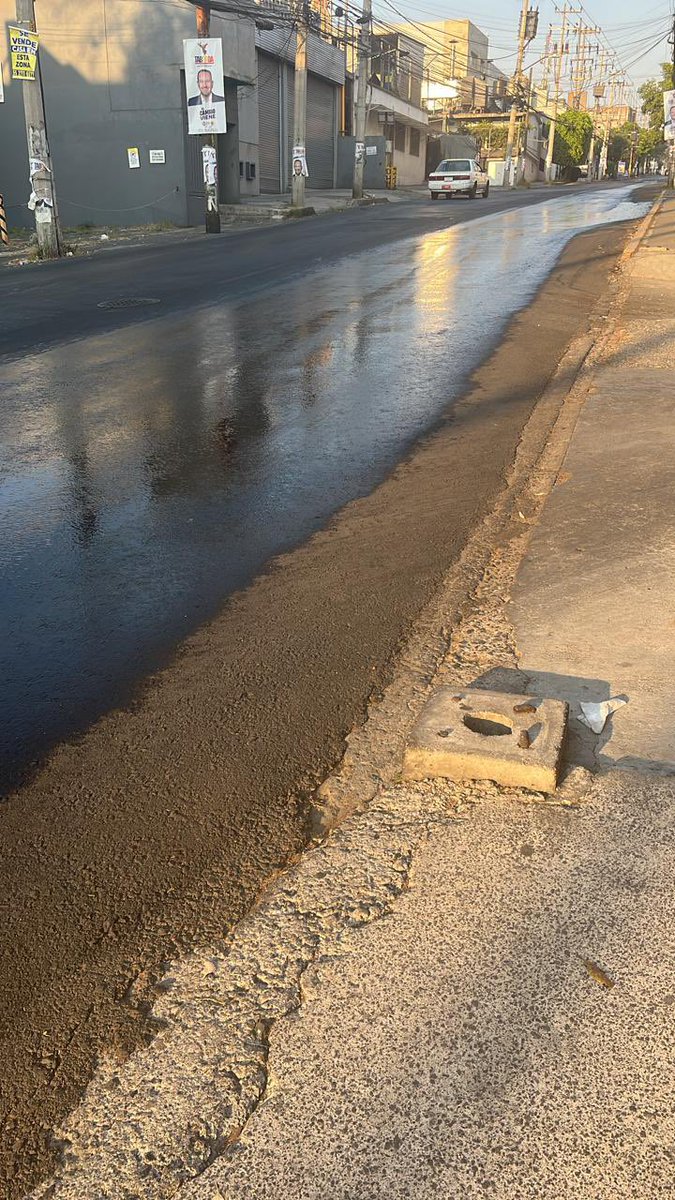 Yadcano's tweet photo. @SacmexCDMX @AlcaldiaAO #fuga de #agua en vialidad #avenidaToluca en colonia #olivarDeLosPadres  la altura del 411 #urgente mucho desperdicio!!! https://t.co/xJpYMrr47a
