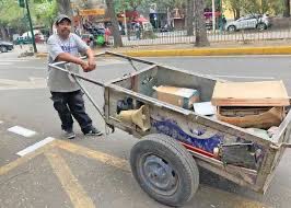 HLFrisbie's tweet photo. No permitan que personas con poder adquisitivo compren el silencio de identidades culturales 

Los organilleros, el carrito de los tamales, los ropavejeros, los mariachis, las bandas, son patrimonio cultural

Lo que se compra con dinero es barato, lo valioso no tiene precio

Aquí las calles están calladas, solas. La gente no interactúa, solo contemplan su realidad y alimentan su ambición.

México es diferente, cuídenlo y defiéndanlo